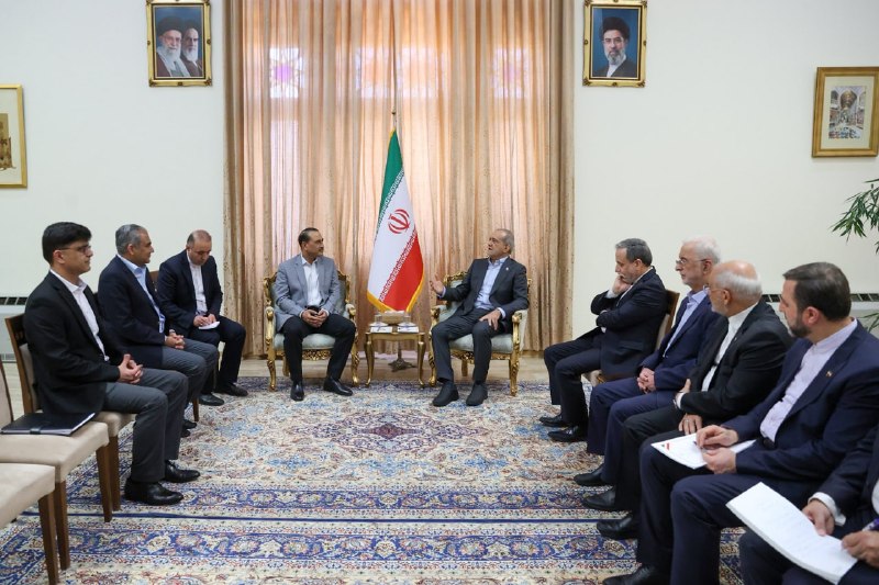 شبکه العربیه به نقل از منابع آگاه گزارش داد عاصم منیر، رییس ستاد کل ارتش پاکستان، پیام‌های آمریکا را به تهران منتقل کرده است و بخشی از این پیام حاوی تهدید به ازسرگیری جنگ بوده است.در این پیام‌ها همچنین تاکید شده در صورت موافقت جمهوری اسلامی با توافق، حل مسائل اختلافی در مرحله بعدی انجام خواهد شد.به گفته این منابع، آمریکا در پیام‌های خود تصریح کرده است تهران باید اکنون با توافق موافقت کند یا با پیامدهای منفی روبه‌رو شود.@VahidOOnLineشبکه العربیه،  روز شنبه دوم خرداد ماه، به نقل از «یک منبع بلندپایه ایرانی» گزارش داد پیشنهاد ارائه‌شده از سوی تهران تاکنون نتوانسته رضایت آمریکا را جلب کند و همچنان از دید واشنگتن «غیرقابل قبول» تلقی می‌شود.@VahidOOnLineعاصم منیر، رییس ستاد کل ارتش پاکستان، پس از سفری یک روزه به تهران، ایران را ترک کرد.به گزارش ایرنا، او به همراه محسن نقوی، وزیر کشور پاکستان که از هفته گذشته در تهران به سر می‌برد، پایتخت ایران را ترک کرده است.عاصم منیر در جریان این سفر با محمدباقر قالیباف، رییس مجلس، مسعود پزشکیان، رییس‌جمهوری ایران و عباس عراقچی، وزیر امور خارجه دیدار و گفت‌وگو کرد.@VahidHeadlineمحمدباقر قالیباف در دیدار با عاصم منیر گفت نیروهای مسلح جمهوری اسلامی در دوران آتش‌بس بازسازی شده‌اند و در صورت آغاز دوباره جنگ، واکنش ایران شدیدتر خواهد بود.او گفت