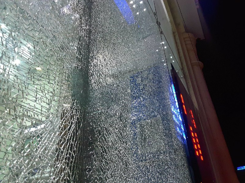 دیشب ساعت۱۰ کارم تموم شد شیشه این بانک نزدیک روزنامه ‌رو دیدم، به‌نظر جای گلوله بود.این روزها گویا چندین حمله مشابه به بانک‌ها ثبت شده.SadraMohaqeq