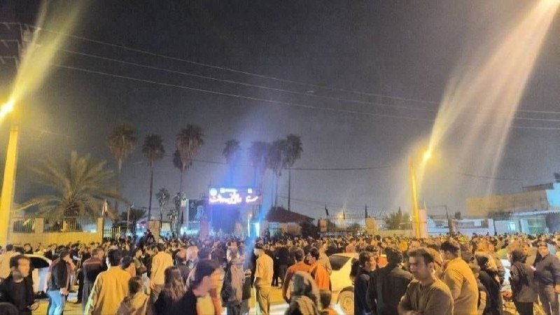 فرماندار کهگیلویه گفته است که ساعتی پیش منطقه کوه سیاه این شهرستان مورد حمله موشکی ارتش آمریکا و اسرائیل قرار گرفت که که تاکنون سه کشته و دو زخمی در پی داشته است.فتاح محمدی، معاون سیاسی امنیتی استانداری کهگیلویه و بویراحمد نیز با اعلام خبر حمله موشکی به «دکل مخابرات و صداوسیما» در منطقه کوه سیاه این شهرستان از کشته شدن چهار شهروند و زخمی شدن یک نفر خبر داد.گزارش‌هایی از شنیده شدن صدای بالگرد و جت در منطقه هم مخابره شده است.خبرگزاری تسنیم نزدیک به سپاه پاسداران به نقل از فرماندار کهگیلویه نوشت