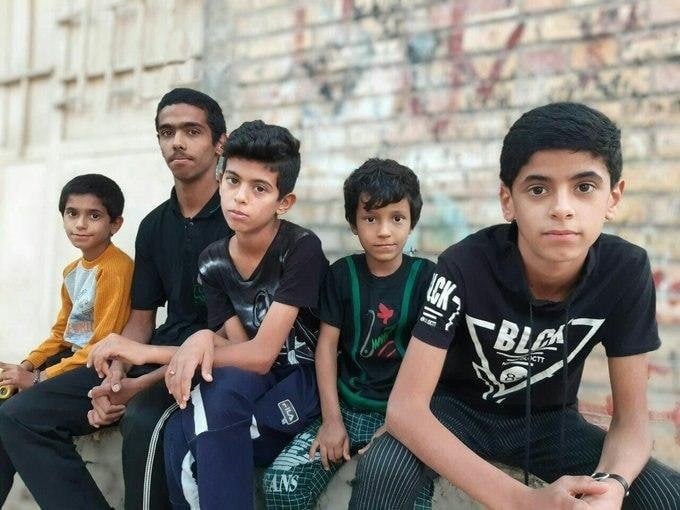 اون لباسی که #محسن_محمدپور باهاش غرق به خون خوابیده، در چند تا عکس دیگه هم تنشه. یک لباس مشکیه که عکس حرم ابوالفصل روشه. هی فکر می‌کنم این بچه یه تی‌شرت از هیئت محل برای عزاداری گرفته بوده، با همون کار می‌کرده، با همون فوتبال بازی می‌کرده و با همون مرده Ardeshirغیر از یکی دو تا عکسی که تو ورزشگاه ازش گرفتن تو همه عکس‌ها در حال کارگری بوده این بچهچقدر بی‌شرف و پست بودین که کشتینش کثافت‌ها#کدام_آبانvia Javadhastam2بیشتر عکس‌هایی که ازش دیدم در حال کار کردن و لبخند زدنه، جز آخرین عکسش که خون صورتشو پوشوندهViria_Adتا جایی که می‌دونیم، در #آبان_خونین حداقل دو کودک کار رو کشتند. اولی محسن محمدپور در خرمشهر بود. دومی محمدجواد عابدی، ۱۶ ساله در اصفهان بود، که در راه بازگشت به خونه از ساختمونی که در اون کارگری می‌کرد، هدف گلولۀ نیروهای ج.ا. قرار گرفت و کشته شد.#کدام_آبان Keykhoon#آبان۹۸📡 @VahidOnline