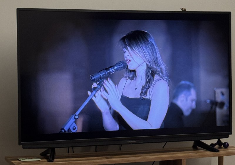 پرستو احمدی، خواننده و آهنگساز، در یکی از کاروانسراهای ایران کنسرتی را بدون حجاب اجباری با نام «کنسرت کاروانسرا» اجرا و آن را از یوتیوب پخش کرد.پرستو احمدی در جریان خیزش انقلابی، قطعه «از خون جوانان وطن» را اجرا کرده بود که با استقبال گسترده‌ای روبه‌رو شد و در مهرماه ۱۴۰۲ هم پرونده‌ای برای او در قوه قضاییه تشکیل شده بود.در این ویدیو اجرای قطعه «مرا ببوس» را از او در اجرای «کنسرت کاروانسرا» می‌بینید که احسان بیرقدار، سهیل فقیه‌نصیری، امین طاهری و امیرعلی پیرنیا هم به عنوان نوازنده او را همراهی کردند.@VahidOOnLineطرح ایران به گردنش انداخته و اول ویدیوی اجراش نوشته، نمی‌خواد از حق آواز خوندنش بگذره.-#پرستو_احمدی احتمالا بعد این کنسرت ویدیویی امشب به دردسر بیافته، اما شجاعانه و بدون حجاب از حقش نگذشت.#زن_زندگی_آزادی MaryamMoqaddam#پرستو_احمدی تو ایران کنسرت بی‌تماشاچی برگزار کرده و گذاشته یوتیوب. وقتی هر قطعه تموم میشه به وجد میای و همون لحظه که همه باید تشویق کنن صدای سکوت میاد. خیلی غم‌انگیزه. mosh_tabaaدوستان اگه میتونید برید 📱 صفحه پرستو احمدی در یوتیوب و ازش حمایت کنید. حداقل اینکه میتونید ویدیوهاش رو لایک کنید و سابسکرایب کنید.Amooamirkhan📡 @VahidOnline