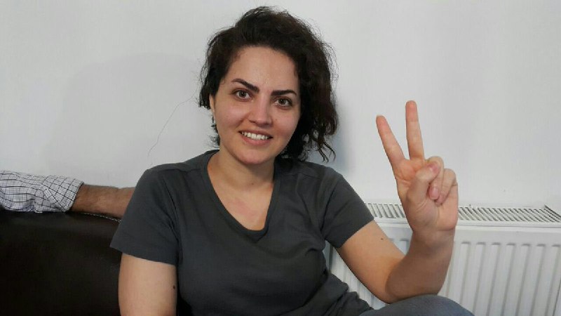 پس از هفده روز بازداشت #فرزانه_جلالی امروز از زندانِ اداره اطلاعات #کرمانشاه آزاد شد.Nnvaav