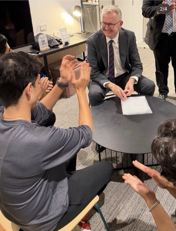 وزیر مهاجرت استرالیا عکس‌هایی با پنج زن فوتبالیست ایرانی در استرالیا منتشر کرد و نوشت به آ‌ن‌ها گفته است آنها می‌توانند در استرالیا خانه داشته باشند و  در امنیت زندگی کنندNewshaSaremiدرباره @VahidOnline📡 @VahidOnlineوزیر مهاجرت استرالیا عکس‌هایی با پنج زن فوتبالیست ایرانی در استرالیا منتشر کرد و نوشت به آ‌ن‌ها گفته است آنها می‌توانند در استرالیا خانه داشته باشند و  در امنیت زندگی کنندNewshaSaremiدرباره @VahidOnline📡 @VahidOnline