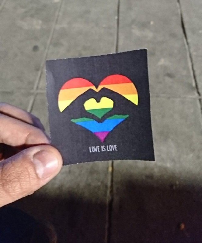 دوستم برام فرستاد این عکس رو. #ولنتاین خیابان ولیعصر.یه دختری با روسری افتاده به مردم سلام می‌کرده و این رو میداده بهشون.naahid_s t.co/SB2PGn6M2G#LoveisLove ℹ️ t.me/VahidOnline/11555@VahidOnline