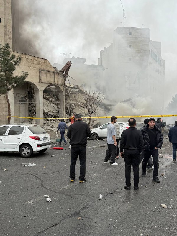 تصاویر دریافتی از حمله ظهر امروز به ساختمانی در خیابان زرافشان #تهرانفرستنده نوشته