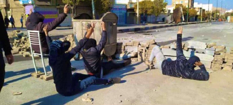 مهاباد؛ حضور گسترده مردم در مراسم تشییع و خاکسپاری آزاد حسین‌پورشامگاه پنج‌شنبه بیست و ششم آبان‌ماه، آزاد حسین‌پور بر اثر شلیک نیروهای سرکوبگر در جریان اعتراضات جان خود را از دست داد.kurdpa_farsiپس از مراسم خاکسپاری آزاد حسن‌پور یکی از جانباختگان مقاومت مردمی روز گذشته مهاباد، مردم با سردادن شعارهای اعتراضی به سمت شهر در حرکت هستند.جمعه ۲۷ آبان ۱۴۰۱HengawOجمعیت عظیمی در مهاباد به خیابان آمدەاند و علیه جمهوری اسلامی شعار سر میدهند. وضعیت شهر متشنج است. نیروهای سرکوب به سوی مردم تیر اندازی میکنند. خبرها حاکی از جان باختن و زخمی شدن چند معترض دیگر است.barin_omidیکصدا مردم #مهاباد شعار می‌دهند