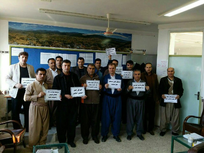 آغاز #تحصن سه روزه #معلمان در دفاتر مدارس با استقبال فرهنگیان در استان‌های کردستان، کرمانشاه، البرز، همدان، اصفهان، مازندران، یزد، قزوین، خراسان جنوبی، تهران، آذربایجان شرقی و...#تحصن_سراسری_معلمان AhmadMedadi📡 @VahidOnlineآغاز #تحصن سه روزه #معلمان در دفاتر مدارس با استقبال فرهنگیان در استان‌های کردستان، کرمانشاه، البرز، همدان، اصفهان، مازندران، یزد، قزوین، خراسان جنوبی، تهران، آذربایجان شرقی و...#تحصن_سراسری_معلمان AhmadMedadi📡 @VahidOnline