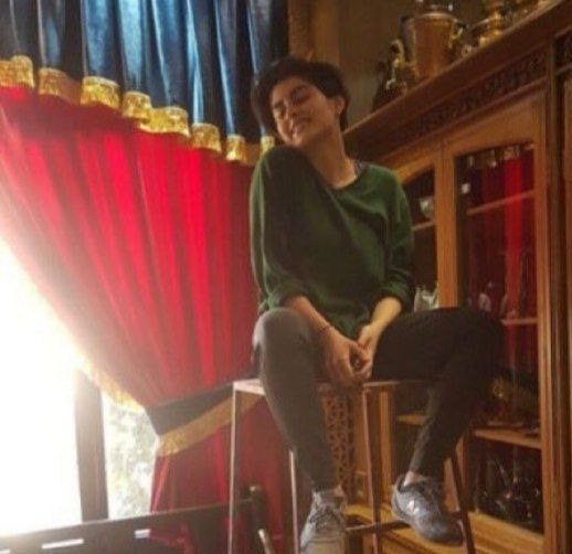 براساس گزارش‌های میدانی، مراسم خاکسپاری #یلدا_آقافضلی، ساعاتی پیش در حضور  نیروهای امنیتی در بهشت‌زهرا برگزار شد.▪️یلدا ۱۹ساله، روز چهارم آبان بازداشت وبعد از ده روز آزاد شد. او به فاصله کمی بعد از آزادی در خانه فوت کرد. خودکشی و اوردوز به عنوان دلایل فوت او اعلام شده است. VOAfarsiمراسم خاکسپاری یلدا آقا فضلی دختر هنرمند ۱۹ ساله‌ای که بعد از آزادی از زندان قرچک در خانه درگذشته، روز شنبه ۲۱ آبان تحت تدابیر شدید امنیتی در بهشت‌زهرا برگزار شده است. یلدا آقافضلی روز چهارم آبان در حوالی خیابان انقلاب تهران بازداشت و روز ۱۵ آبان آزاد شده بود. او روز ۲۰ آبان ماه در خانه فوت کرده و پلیس علت مرگ را «‌اوردوز» اعلام کرده است.IranIntlrozhshnm, Dopescientisttدرباره صدایی که در آخرین ویدیو شنیده میشه گفته میشه که آخرین پیامش بوده به دوستش. 📡 @VahidOnlineبراساس گزارش‌های میدانی، مراسم خاکسپاری #یلدا_آقافضلی، ساعاتی پیش در حضور  نیروهای امنیتی در بهشت‌زهرا برگزار شد.▪️یلدا ۱۹ساله، روز چهارم آبان بازداشت وبعد از ده روز آزاد شد. او به فاصله کمی بعد از آزادی در خانه فوت کرد. خودکشی و اوردوز به عنوان دلایل فوت او اعلام شده است. VOAfarsiمراسم خاکسپاری یلدا آقا فضلی دختر هنرمند ۱۹ ساله‌ای که بعد از آزادی از زندان قرچک در خانه درگذشته، روز شنبه ۲۱ آبان تحت تدابیر شدید امنیتی در بهشت‌زهرا برگزار شده است. یلدا آقافضلی روز چهارم آبان در حوالی خیابان انقلاب تهران بازداشت و روز ۱۵ آبان آزاد شده بود. او روز ۲۰ آبان ماه در خانه فوت کرده و پلیس علت مرگ را «‌اوردوز» اعلام کرده است.IranIntlrozhshnm, Dopescientisttدرباره صدایی که در آخرین ویدیو شنیده میشه گفته میشه که آخرین پیامش بوده به دوستش. 📡 @VahidOnline