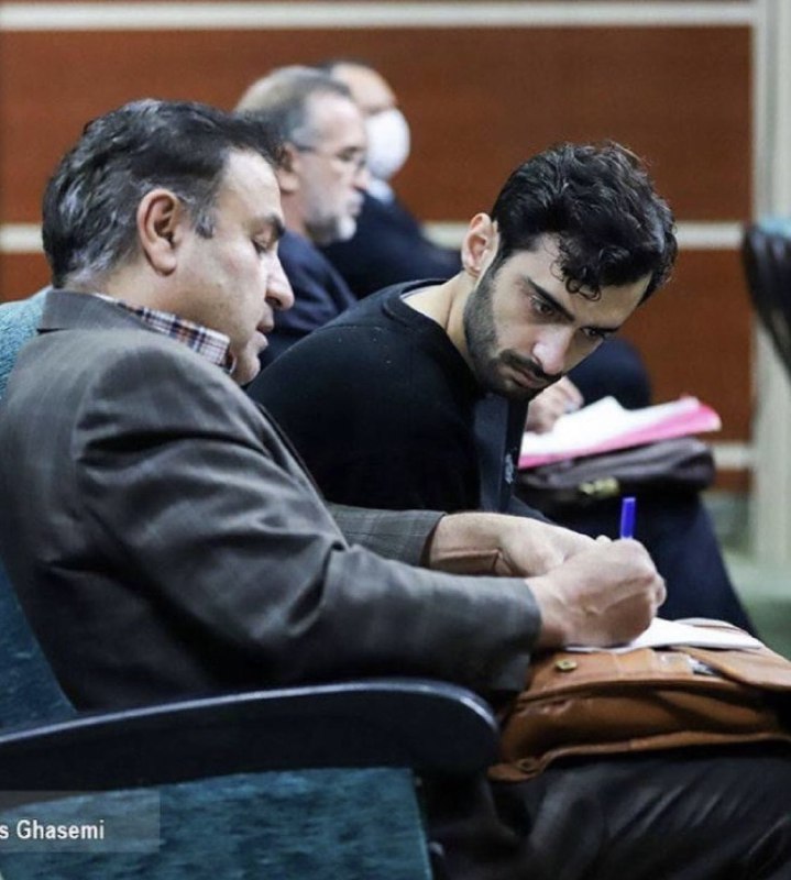 حسین محمدی، ۲۶ ساله، از متهمان دادگاه انقلاب کرج، یکی از پنج معترضی است که به اعدام محکوم شده است.حسین محمدی، هنرمند و بازیگر تئاتر است که در تاریخ ۱۴ آبان در کرج بازداشت شد.در جلسه دادگاه انقلاب کرج که برای رسیدگی به قتل روح‌الله عجمیان، بسیجی کشته شده در حاشیه مراسم چهلم حدیث نجفی تشکیل شده، ابتدا گفته شد ۱۱ نفر متهم به افساد فی الارض هستند. سپس در روز اول دادگاه گفته شد ۱۵ نفر متهم به افساد فی الارض هستند و در روز سوم دادگاه این تعداد به ۱۶ نفر افزایش یافت.به گفته یک منبع آگاه، حسین محمدی در روز سوم به دادگاه برده می‌شود و بسیار شتابزده پرونده‌اش بررسی و به اعدام محکوم می‌شود.بر اساس گزارشی که ایسنا از جلسه سوم دادگاه منتشر کرده، آقای محمدی در پاسخ به سئوالات قاضی می‌گوید همراه با برادر و پسرعمویش «برای فاتحه‌خوانی برای خانم نجفی» به بهشت سکینه رفته و تنها به پرتاب «چند عدد سنگ» به ماموران نیروی انتظامی و «زدن ضربه‌ای به کفش» روح‌الله عجمیان اعتراف می‌کند.بنا بر اعلام قوه قضاییه ایران، در جریان این دادگاه پنج نفر به اعدام محکوم شده‌اند و ۱۱ نفر دیگر (از جمله سه نفر زیر ۱۸ سال) به حبس‌های طولانی مدت (تا ۲۵ سال) محکوم شده‌اند....bbcpersianسعید روستایی، کارگردان ایرانی نسبت به خطراعدام حسین محمدی، واکنش نشان داد.او با انتشار پستی در صفحه اینستاگرام خود، نوشت