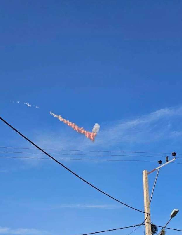 تصاویر دریافتی با شرح‌هایی درباره شلیک ناموفق یک موشک از #اصفهان که لحظاتی پس از پرتاب در هوا منفجر شده.شنبه یک فروردینVahidپیام‌های دریافتی تایید نشده که ممکنه بعضی‌هاشون کاملا نادرست باشند