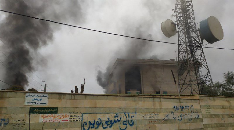 ساختمان مخابرات شهرستان سرابله از توابع استان ایلام در جریان مقاومت مردمی این شهر به آتش کشیده شدHengawOسایر تصاویر هم با شرح #سرابله منتشر شده‌اند.📡 @VahidOnlineساختمان مخابرات شهرستان سرابله از توابع استان ایلام در جریان مقاومت مردمی این شهر به آتش کشیده شدHengawOسایر تصاویر هم با شرح #سرابله منتشر شده‌اند.📡 @VahidOnline