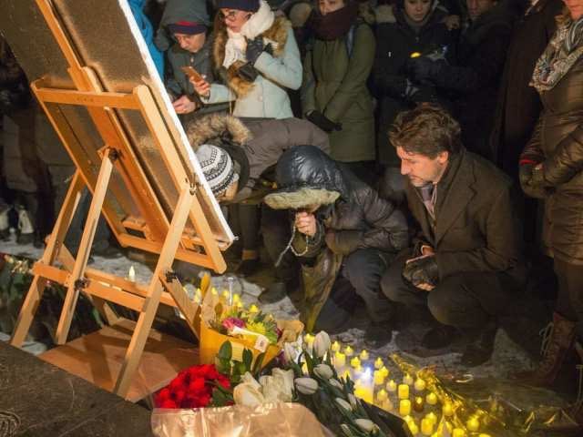 'مراسم یادبود هم‌وطنانی که در سانحه هوایی از دستشون دادیم، روبروی پارلمان کانادا. ۱۰ نفر از سرنشینان هواپیما ساکن اتاوا بودن و ۳ نفرشون دانشجوی دانشگاه اتاوا. فردا هم در دانشگاه مراسم یادبودی براشون برگزار میشه.'ParsiKade