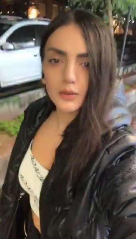 زنی که توسط یک موتورسوار در تهران به‌دلیل پوشش اختیاری مورد تعرض قرار گرفت، نامش روشنک مولایی علیشاه است؛ اهل تبریز،‌ ساکن تهران و از دستگیرشدگان اعتراضات سال ۱۴۰۱.بعد از یک تماس تلفنی تهدیدآمیز و بازداشت، از روز یکشنبه ۱۳آبان۱۴۰۳ خبری از وضعیت این زندانی سیاسی سابق و مخالف #حجاب_اجبارى در دسترس نیست.Samiraraahiروشنک ملایی متولد سال ۱۳۷۴ در شبستر است.او در سال ۱۴۰۱ به «اجتماع و تبانی علیه امنیت داخلی، تبلیغ علیه نظام، توهین به خامنه‌ای و حضور در معابر عمومی بدون حجاب شرعی» متهم شده بود.ظاهرا ماموران امنیتی روشنک را ربوده‌اند.masoudkazemi81درباره این واقعه