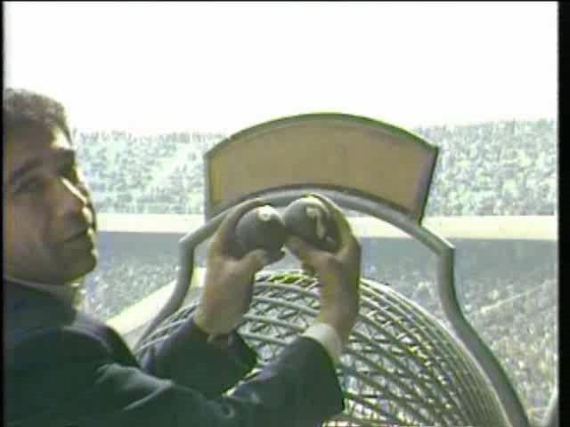 تاریخ این مملکت پر از اتفاق‌های باورنکردنیه.سال ۱۳۷۰ چهل هزار آدم جویای کار، تو #استادیوم_آزادی جمع میشن تا در #قرعه‌کشی بلیت سفر به #ژاپن شرکت کنن.بعضی‌هاشون شب قبل پشت در استادیوم می‌خوابند. عده‌ای هم زیر دست و پا می‌مونن و زخمی میشن. YouHiwa اوایل دهه ۷۰ بلیط هواپیمایش قرعه‌کشی می‌شد البته هفتگی بود. خیلی‌ها رفتند و با پول خرید خانه و.. برگشتند. سمت نازی‌آباد و فلاح و امام‌زاده حسن خیلی از جوان‌ها رفتند و الان به بنگاه‌داری و بسازبفروشی مشغولند.melliiunبلیت تو استادیوم ۱۵ هزار تومان بود و اگه با آژانس‌های مسافربری می‌رفتی ۹۰ هزار تومان بود.MahdiSa28337652سال ۱۳۷۰ یک حاشیه دیگر هم دارد