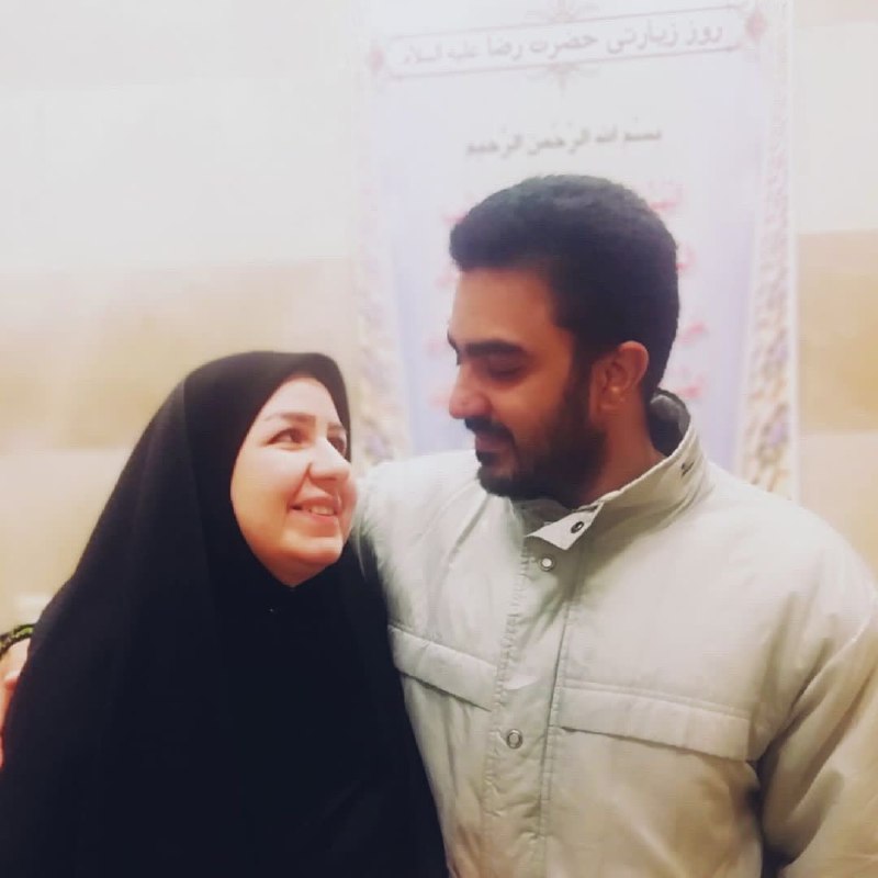 مادر #مجیدرضا_رهنورد را به ملاقات او بردند اما هیچ صحبتی از اعدام نکردند و مادرش با لبخند و امید به اینکه پسرش آزاد میشود آنجا را ترک کرد. و امروز صبح زمانی بالا سر جسم بی‌جان پسرش رسید که نیروهای جمهوری‌اسلامی داشتند مجیدرضا را در تنهایی به خاک می‌سپردند. 1500tasvir📡 @VahidOnlineمادر #مجیدرضا_رهنورد را به ملاقات او بردند اما هیچ صحبتی از اعدام نکردند و مادرش با لبخند و امید به اینکه پسرش آزاد میشود آنجا را ترک کرد. و امروز صبح زمانی بالا سر جسم بی‌جان پسرش رسید که نیروهای جمهوری‌اسلامی داشتند مجیدرضا را در تنهایی به خاک می‌سپردند. 1500tasvir📡 @VahidOnline