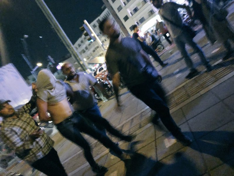 چهارراه ولی‌عصربه چشم خودم حداقل ده نفرو دیدم اینجوری ببرن. Namak_1#تهران #۱۱مرداد📡 @VahidOnline