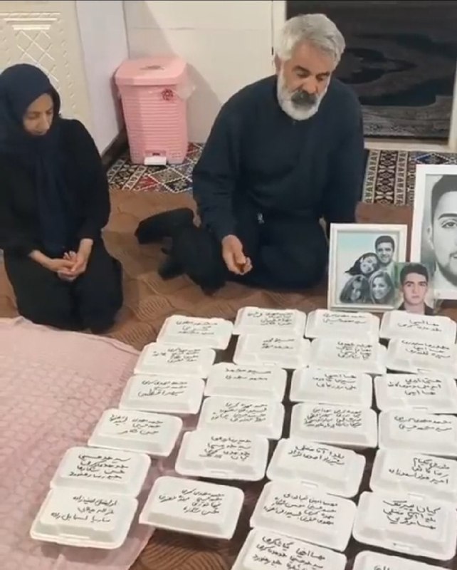 بنا بر گزارش گروه حقوقی «دادبان» ماشالله کرمی، پدر محمدمهدی کرمی معترض اعدام شده در جریان پرونده «اتوبان کرج»، و امیرحسین کوهکن، وکیل این خانواده» روز سه‌شنبه بازداشت شدند.بر پایه این گزارش، بازداشت آقای کرمی «با هجوم مأموران امنیتی به خانه‌اش» صورت گرفته و نیروهای امنیتی «وسایل الکترونیکی مانند لپ‌تاپ و تلفن همراه خانواده کرمی را با خود برده‌اند» و نزدیکانش «از ظهر امروز» از او خبری ندارند.@VahidHeadlineمیدونی چه چیزی آقا ماشالله رو خاص کرده بود؟اینکه برای تک تک جوانهای کشته شده مثل پدر واقعی داغدار بودگاهی داغ محمد مهدی خودش لابلای داغ بچه های دیگه گم میشداینجا هم رو هر غذا برای نیازمندا اسم یکی از بچه‌ها رو نوشتهoccam_razor01یک ماه بود ارزشیا گیر داده بودن #ماشاالله_کرمی از کجا میاره با پول دست‌فروشی هر هفته غذا میده؟! امروز رفتن لوازم خونه‌شو بردن که همونم تعطیل کنن. justchangingun📡 @VahidOnlineبنا بر گزارش گروه حقوقی «دادبان» ماشالله کرمی، پدر محمدمهدی کرمی معترض اعدام شده در جریان پرونده «اتوبان کرج»، و امیرحسین کوهکن، وکیل این خانواده» روز سه‌شنبه بازداشت شدند.بر پایه این گزارش، بازداشت آقای کرمی «با هجوم مأموران امنیتی به خانه‌اش» صورت گرفته و نیروهای امنیتی «وسایل الکترونیکی مانند لپ‌تاپ و تلفن همراه خانواده کرمی را با خود برده‌اند» و نزدیکانش «از ظهر امروز» از او خبری ندارند.@VahidHeadlineمیدونی چه چیزی آقا ماشالله رو خاص کرده بود؟اینکه برای تک تک جوانهای کشته شده مثل پدر واقعی داغدار بودگاهی داغ محمد مهدی خودش لابلای داغ بچه های دیگه گم میشداینجا هم رو هر غذا برای نیازمندا اسم یکی از بچه‌ها رو نوشتهoccam_razor01یک ماه بود ارزشیا گیر داده بودن #ماشاالله_کرمی از کجا میاره با پول دست‌فروشی هر هفته غذا میده؟! امروز رفتن لوازم خونه‌شو بردن که همونم تعطیل کنن. justchangingun📡 @VahidOnline