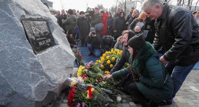 خانواده‌های ۱۱ سرنشین اوکراینی هواپیمای سرنگون شده با موشک پدافند هوایی سپاه پاسداران در مراسم پرده‌برداری از سنگ یادبود قربانیان #پرواز۷۵۲ در فرودگاه بوریسپیل کی‌یف؛قرار است در این مکان بنای یادبودی به یاد کشته‌شدگان این پرواز ساخته شود. RadioFarda_ #PS752📡 @VahidOnlineخانواده‌های ۱۱ سرنشین اوکراینی هواپیمای سرنگون شده با موشک پدافند هوایی سپاه پاسداران در مراسم پرده‌برداری از سنگ یادبود قربانیان #پرواز۷۵۲ در فرودگاه بوریسپیل کی‌یف؛قرار است در این مکان بنای یادبودی به یاد کشته‌شدگان این پرواز ساخته شود. RadioFarda_ #PS752📡 @VahidOnline