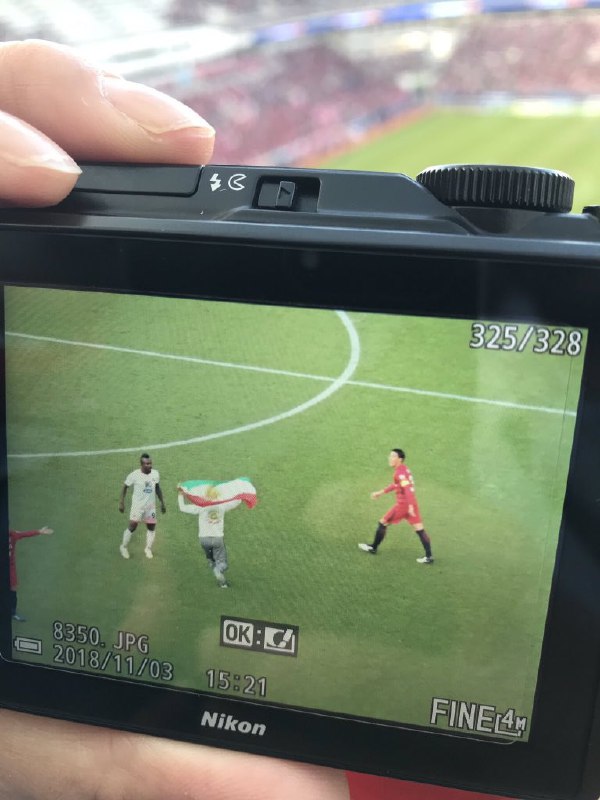 یارو با #پرچم #شیروخورشید اومده وسط زمین 