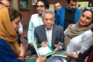 #اسکندر_فیروز، بنیانگذار و نخستین رئیس سازمان حفاظت #محیط_زیست ایران در ۹۳ سالگی درگذشت. او نوه عبدالحسین فرمانفرما از سیاستمداران برجسته قاجار بود. پدر او‌ نیز در دوره محمدرضا پهلوی وزیر و استاندار بود. bbcpersian... در آمریکا درگذشت. روحش شاد که تا آخر‌ عمر لحظه‌ای از دغدغه حفظ محیط زیست ایران رها نشد. عکسها و خبر از صفحه کارن فیروز Vaaaezاو همچنین پایه‌گذار کنوانسیون جهانی حفظ تالاب‌ها موسوم به کنوانسیون #رامسر بود. HRMirzadeh📡 @VahidOnline#اسکندر_فیروز، بنیانگذار و نخستین رئیس سازمان حفاظت #محیط_زیست ایران در ۹۳ سالگی درگذشت. او نوه عبدالحسین فرمانفرما از سیاستمداران برجسته قاجار بود. پدر او‌ نیز در دوره محمدرضا پهلوی وزیر و استاندار بود. bbcpersian... در آمریکا درگذشت. روحش شاد که تا آخر‌ عمر لحظه‌ای از دغدغه حفظ محیط زیست ایران رها نشد. عکسها و خبر از صفحه کارن فیروز Vaaaezاو همچنین پایه‌گذار کنوانسیون جهانی حفظ تالاب‌ها موسوم به کنوانسیون #رامسر بود. HRMirzadeh📡 @VahidOnline