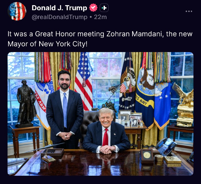 در جریان دیدار دونالد ترامپ، رئیس‌جمهوری آمریکا، با زهران ممدانی، شهردار نیویورک، یکی از خبرنگاران در اتاق بیضی از ممدانی درباره اظهارنظرهایی پرسید که در کارزارهای انتخاباتی، ترامپ را «فاشیست» توصیف کرده‌ بود.  هنگامی که ممدانی می خواست توضیح دهد، ترامپ رو به او کرد و با لحن همیشگی خود گفت می‌تواند «بگوید بله این ساده‌تر است».خبرنگار دیگری به تبلیغات انتخاباتی الیس استفانیک، نماینده جمهوری‌خواه، اشاره کرد که در آن ممدانی را «جهادگر» خطاب کرده بود. ترامپ در واکنش گفت چنین برداشتی ندارد و افزود در دوران کارزارها گاهی حرف‌هایی گفته می‌شود که لزوما منعکس‌کننده واقعیت نیست. او تاکید کرد ممدانی را «فردی بسیار منطقی و توانمند» می‌داند و باید درباره این اتهام‌ها از استفانیک پرسیده شود.@VahidOOnLineدونالد ترامپ، رئیس جمهوری آمریکا، عصر روز جمعه، ساعاتی پس از دیدار با زهران ممدانی، شهردار منتخب نیویورک، با انتشار تصاویری از دیدارش با ممدانی در شبکه اجتماعی تروت‌سوشال نوشت