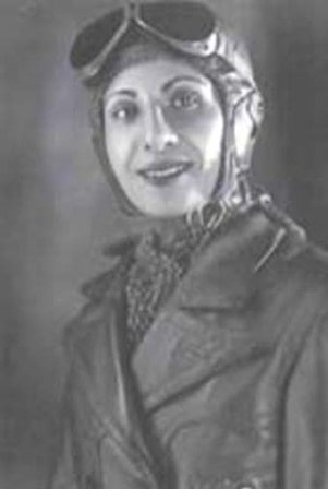 آگهی سال ۱۳۱۱ باشگاه هوانوردی در خیابان سعدی تهران منجر به ثبت‌نام ٢٢ زن برای آموزش #خلبانی می‌شود.از آن گروه سه نفر را نخستین #زنان هوانورد ایران می‌خوانند، #اینا_ویکتوریا_آوشید (تصویر ٢و٣)، #عفت_تجارتچی(١) و #قدسیه_فرحزاد(۴)امروز هشتادمین سال‌روز پرواز عفت تجارتچی است. SaamGivrad۹۰ سال بعد از این ماجرا؛ هنوز زنان اجازه قضاوت ندارند، هیچ زنی در دولت، وزیر‌ نیست، در هیئت رئیسه مجلس هم نیست، اجازه ورود به خیلی جاها را هم ندارند و بحث امروز در آستانه قرن ۱۵ این است