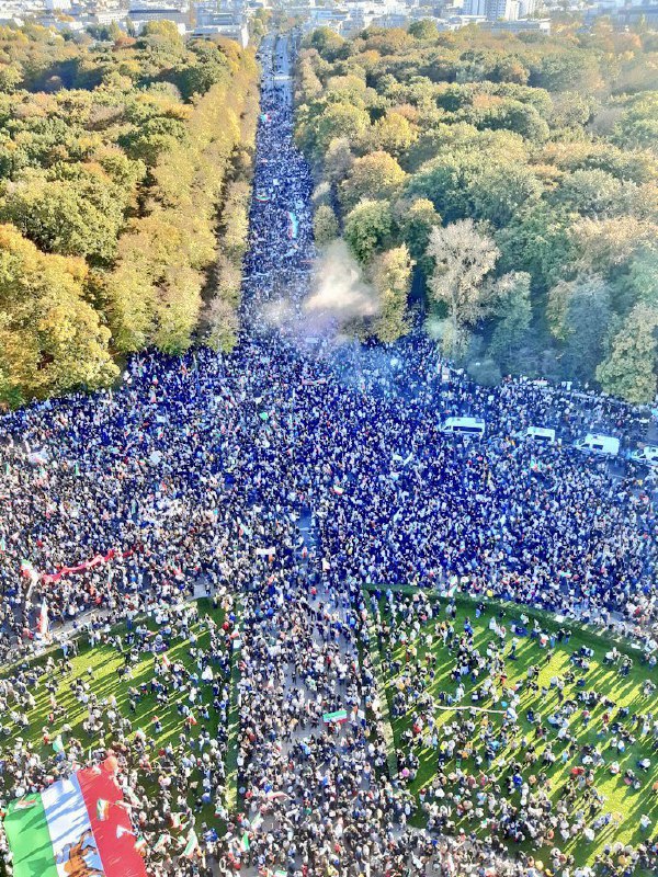 خبرگزاری فرانسه به نقل از پلیس آلمان نوشت که روز شنبه ۲۲ اکتبر حدود هشتاد هزار نفر در راه‌پیمایی شهر برلین شرکت کرده‌اند.RFI_Faدر توییت‌های زیادی جمعیت حاضر در تصویر بالا با شکل هواپیما مقایسه شده‌اند. #هواپیمای_اوکراینی پرواز #PS752📡 @VahidOnline