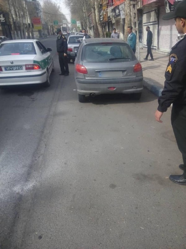 برخلاف اینکه حسن #روحانی گفته همه در کسب و کار آزاد هستند (3️⃣) دیروز پیام‌هایی داشتم درباره اینکه گفتند دستور اومده باید تعطیل کنید.1️⃣  'من مغازه عطاری دارم تو خیابون ولیعصر #شهریار پنجشنبه اومدن گفتن از جمعه کرکره ندین بالا، دیروز رفتم مغازه دیدم اکثره کاسبا اومدن که یهو مامورا ریختن کل مغازه هارو بستن، گفتم [...] گفت به درک دستور دادستانه باید ببندید، گفته به همه بگین نترسید چک هاتون برگشت نمیخوره. اجاره‌هاتون هم نمیخواد بدین، به مأموره گفتم مگه دادستان صاحاب مغازه است که میگه اجاره نمیخواد بدیم، اصلا حرف شما درست، منی که خونه بچه ۶ماهه دارم از کجا پول تهیه کنم برای شیرخشک، که با بی‌احترامی شدید گفتن خیلی داری بلبل زبونی میکنی دستبد زدن میخواستن ببرن که با التماس دوستام و همسایه ها به زور ولم کردن2️⃣ شهریار رو بستنبرای من قابل بررسی نیستند ولی اخبار رسمی درباره محدودیت‌های ساعت کاری کسبه در شهرهای مختلف زیاد بود که روحانی تاکید داره استان‌ها حق تصمیم‌گیری ندارند. این که حالا قراره چیزی عوض بشه یا نه رو نمی‌دونم.آپدیت