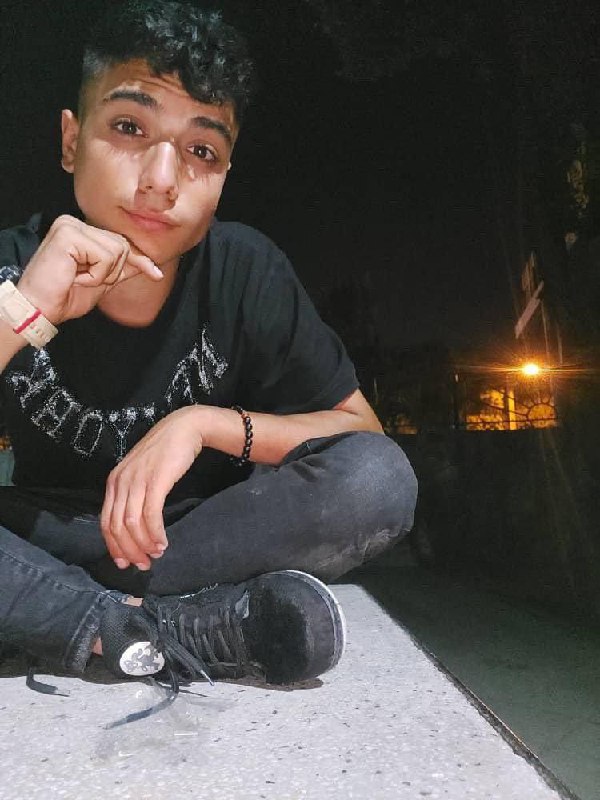 ابوالفضل امیرعطایی، نوجوان ۱۶ ساله‌ای که در اعتراضات ۳۰ شهریور در شهر ری از ناحیه سر زخمی شده بود، پنجم خرداد بعد از هشت ماه تحمل درد در بیمارستان جان باخت.#‌ابوالفضل_امیرعطایی، شب سی‌ام شهریور در میدان نماز شهر ری از فاصله‌ای نزدیک هدف گاز اشک‌آور قرار گرفت و نیمی از جمجمه خود را از دست داد.او طی هشت ماه گذشته چندین جراحی سنگین را پشت سر گذاشته بود. در آخرین ویدئویی که مادرش در اینستاگرام شخصی‌اش از او منتشر کرده بود بعد از هشت ماه او می‌توانست چشمانش را حرکت دهد و انگشت‌های دست‌هایش را تکان دهد.نزدیکان خانواده امیرعطایی گفته‌اند که در بیمارستان هفتم تیر از خانواده او تعهد گرفته‌ بودند که از سپاه، بسیج و نیروی انتظامی شکایت نکنند.@VahidHeadline📡 @VahidOnlineابوالفضل امیرعطایی، نوجوان ۱۶ ساله‌ای که در اعتراضات ۳۰ شهریور در شهر ری از ناحیه سر زخمی شده بود، پنجم خرداد بعد از هشت ماه تحمل درد در بیمارستان جان باخت.#‌ابوالفضل_امیرعطایی، شب سی‌ام شهریور در میدان نماز شهر ری از فاصله‌ای نزدیک هدف گاز اشک‌آور قرار گرفت و نیمی از جمجمه خود را از دست داد.او طی هشت ماه گذشته چندین جراحی سنگین را پشت سر گذاشته بود. در آخرین ویدئویی که مادرش در اینستاگرام شخصی‌اش از او منتشر کرده بود بعد از هشت ماه او می‌توانست چشمانش را حرکت دهد و انگشت‌های دست‌هایش را تکان دهد.نزدیکان خانواده امیرعطایی گفته‌اند که در بیمارستان هفتم تیر از خانواده او تعهد گرفته‌ بودند که از سپاه، بسیج و نیروی انتظامی شکایت نکنند.@VahidHeadline📡 @VahidOnline