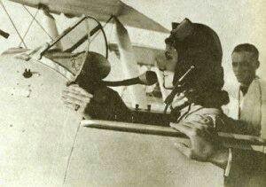 آگهی سال ۱۳۱۱ باشگاه هوانوردی در خیابان سعدی تهران منجر به ثبت‌نام ٢٢ زن برای آموزش #خلبانی می‌شود.از آن گروه سه نفر را نخستین #زنان هوانورد ایران می‌خوانند، #اینا_ویکتوریا_آوشید (تصویر ٢و٣)، #عفت_تجارتچی(١) و #قدسیه_فرحزاد(۴)امروز هشتادمین سال‌روز پرواز عفت تجارتچی است. SaamGivrad۹۰ سال بعد از این ماجرا؛ هنوز زنان اجازه قضاوت ندارند، هیچ زنی در دولت، وزیر‌ نیست، در هیئت رئیسه مجلس هم نیست، اجازه ورود به خیلی جاها را هم ندارند و بحث امروز در آستانه قرن ۱۵ این است