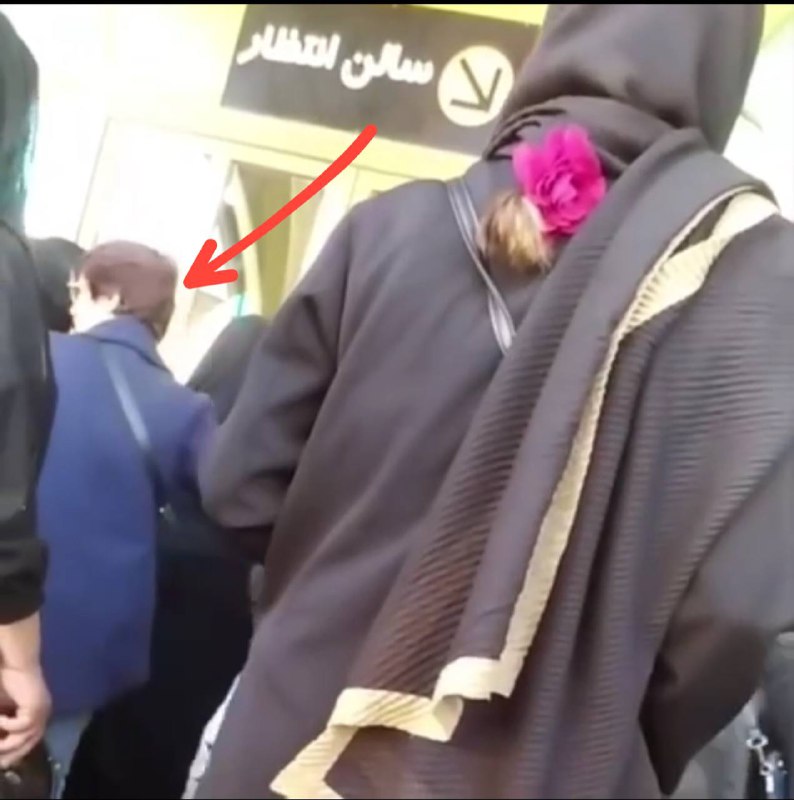 واگن مترویی که کشتنت دوربین نداشت پولی بالای مزارت رو پر از دوربین کردند.به‌خاطر نداشتن حجاب کُشتنت ولی عکس محجبه‌ات رو گذاشتند سر مزارت.چقدر تو مظلومی دختر....Mojtabapacinoرضا خندان همسر نسرین ستوده وکیل و فعال حقوق‌بشر خبر داد که او به همراه افرادی دیگر در مراسم تشییع‌پیکر آرمیتا گراوند در بهشت‌زهرا بازداشت و به بازداشت‌گاهی در شهرری منتقل شده‌ است. در برخی نقاط تهران جو امنیتی برقرار است و در لندن نیز ایرانیان تجمع کردند.گزارش‌هایی هم از ضرب و شتم ستوده به دست ماموران امنیتی هم منتشر شده است.تصویری که از ستوده در این مراسم منتشر شده نشان می‌دهد که او بدون حجاب اجباری در خاکسپاری حاضر شده است.منظر ضرابی مادر سهند صادقی و از خانواده‌های دادخواه هواپیمای اوکراینی هم جزو بازداشت‌شدگان مراسم خاکسپاری آرمیتا گراوند است که به بازداشتگاهی در شهر ری منتقل شده است.در همین حال یک شاهد عینی از حضور پرتعداد و غیرعادی نیروهای امنیتی و لباس شخصی در این مراسم خبر داد و گفت که تعدادی از شعاردهندگان در پایان مراسم بازداشت شدند.این شاهد گفت که پیشتر ماموران تعداد زیادی از ون‌ها را به بهشت زهرا آورده بودند و دوربین‌های خود را نیز برای فیلمبرداری از شرکت‌کنندگان آماده کرده بودند.او افزود که علاوه بر دوربین‌های در دست، ماموران «سه دوربین ۳۶۰» را در جایی که قرار بود پیکر آرمیتا دفن شود نصب کرده بودند و این محوطه را با داربست پوشانده بودند.بر اساس این گزارش، ماموران اجازه فیلمبرداری از مراسم از سوی مردم را نمی‌دادند و در صورت فیلمبرداری، موبایل‌ها را توقیف می‌کردند.این شاهد عینی گفت که هنگام قرائت قرآن برای دفن آرمیتا، تعدادی از زن‌های شرکت‌کننده در مراسم فریاد «آرمیتا روحت شاد» سر دادند.«این گل پرپر شده هدیه به میهن شده» از دیگر شعارهای سرداده شده در این مراسم بود.این شاهد عینی افزود که هنگام شعاردادن، کسی دستگیر نشد، اما پس از پایان مراسم خاکسپاری، ماموران به سمت افرادی که شعار دادند حمله کردند و آنان را بازداشت کردند.iranintlیکی دیگر از بازداشت‌شدگان امروز در مراسم خاکسپاری #آرمیتا_گراوند در بهشت زهرا، مسعود زینال‌زاده از فعالین صنفی معلمان است، مسعود همسر فرزانه ناظران‌پور است که این‌روزها برای تحمل ادامه حکم با پابند در حبس خانگی است.Ghazzallz📡 @VahidOnlineواگن مترویی که کشتنت دوربین نداشت پولی بالای مزارت رو پر از دوربین کردند.به‌خاطر نداشتن حجاب کُشتنت ولی عکس محجبه‌ات رو گذاشتند سر مزارت.چقدر تو مظلومی دختر....Mojtabapacinoرضا خندان همسر نسرین ستوده وکیل و فعال حقوق‌بشر خبر داد که او به همراه افرادی دیگر در مراسم تشییع‌پیکر آرمیتا گراوند در بهشت‌زهرا بازداشت و به بازداشت‌گاهی در شهرری منتقل شده‌ است. در برخی نقاط تهران جو امنیتی برقرار است و در لندن نیز ایرانیان تجمع کردند.گزارش‌هایی هم از ضرب و شتم ستوده به دست ماموران امنیتی هم منتشر شده است.تصویری که از ستوده در این مراسم منتشر شده نشان می‌دهد که او بدون حجاب اجباری در خاکسپاری حاضر شده است.منظر ضرابی مادر سهند صادقی و از خانواده‌های دادخواه هواپیمای اوکراینی هم جزو بازداشت‌شدگان مراسم خاکسپاری آرمیتا گراوند است که به بازداشتگاهی در شهر ری منتقل شده است.در همین حال یک شاهد عینی از حضور پرتعداد و غیرعادی نیروهای امنیتی و لباس شخصی در این مراسم خبر داد و گفت که تعدادی از شعاردهندگان در پایان مراسم بازداشت شدند.این شاهد گفت که پیشتر ماموران تعداد زیادی از ون‌ها را به بهشت زهرا آورده بودند و دوربین‌های خود را نیز برای فیلمبرداری از شرکت‌کنندگان آماده کرده بودند.او افزود که علاوه بر دوربین‌های در دست، ماموران «سه دوربین ۳۶۰» را در جایی که قرار بود پیکر آرمیتا دفن شود نصب کرده بودند و این محوطه را با داربست پوشانده بودند.بر اساس این گزارش، ماموران اجازه فیلمبرداری از مراسم از سوی مردم را نمی‌دادند و در صورت فیلمبرداری، موبایل‌ها را توقیف می‌کردند.این شاهد عینی گفت که هنگام قرائت قرآن برای دفن آرمیتا، تعدادی از زن‌های شرکت‌کننده در مراسم فریاد «آرمیتا روحت شاد» سر دادند.«این گل پرپر شده هدیه به میهن شده» از دیگر شعارهای سرداده شده در این مراسم بود.این شاهد عینی افزود که هنگام شعاردادن، کسی دستگیر نشد، اما پس از پایان مراسم خاکسپاری، ماموران به سمت افرادی که شعار دادند حمله کردند و آنان را بازداشت کردند.iranintlیکی دیگر از بازداشت‌شدگان امروز در مراسم خاکسپاری #آرمیتا_گراوند در بهشت زهرا، مسعود زینال‌زاده از فعالین صنفی معلمان است، مسعود همسر فرزانه ناظران‌پور است که این‌روزها برای تحمل ادامه حکم با پابند در حبس خانگی است.Ghazzallz📡 @VahidOnline