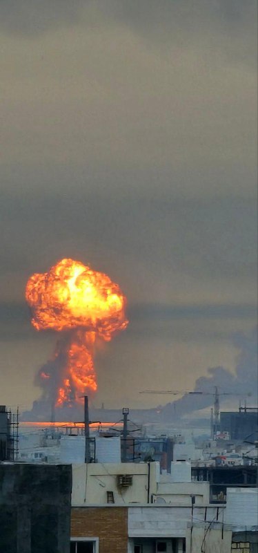 'انفجار و آتش‌سوزی حمله به یک کشتی در #بندرعباس ساعت ۱۷'تصاویر دریافتی،‌ دوشنبه ۱۸ اسفندVahidدو ویدیوی آخر در منابع حکومتی منتشر شده‌اند.درباره اولی نوشتند