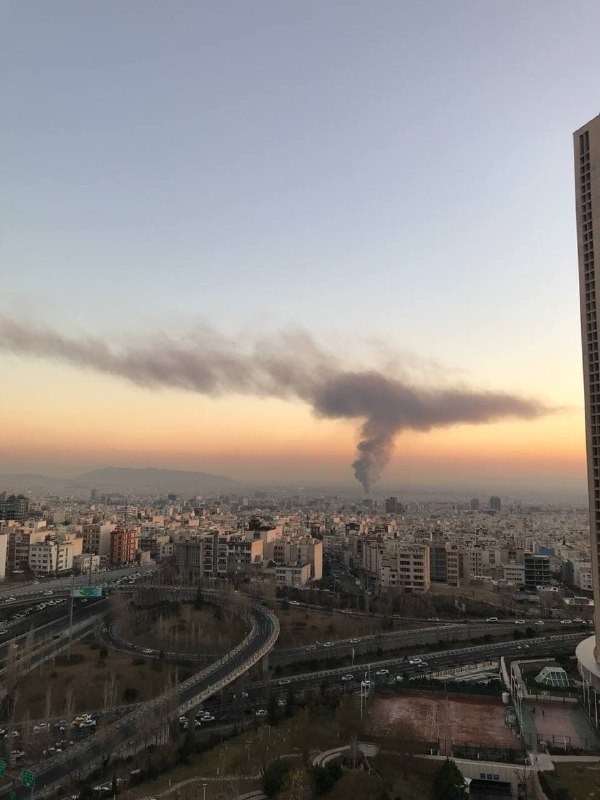 از حدود ساعت ۵ بعدازظهر تصاویری از یک ستون دود رو می‌فرستند که از جاهای مختلف تهران دیده میشه.دقایقی بعد ایسنا اعلام کرد