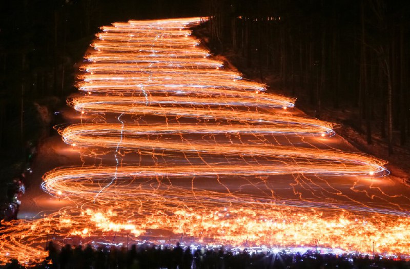 صدها #اسکی‌باز با مشعل روشن و چراغ قوه همزمان از بالا به پایین کوه #اسکی کردند تا این عکس جالب در #روسیه گرفته شود.VOAIran