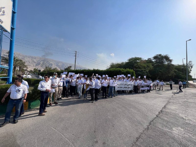 در پی فراخوان کارکنان رسمی نفت، کارمندان واحدهای صنعتی و عملیاتی این صنعت روز شنبه، ۲۶ آذر، در چند شهر در جنوب کشور تجمع و اعتصاب کردند.@VahidHeadlineویدیوی 1️⃣
