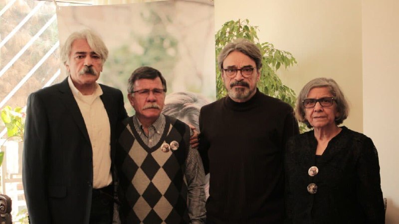 الوند و‌ نگار در هواپیمای اوکراینی بودند. الوند ساز می‌زد. آنها به کلهر و علیزاده‌، علاقه داشتند. سپاه پاسداران، با موشک، ۱۷۶ سرنشین هواپیما را به قتل رساند. الوند و‌ نگار را کشت. حالا #کیهان_کلهر و #حسین_علیزاده رفته‌اند در خانه #الوند_صادقی، با ساز الوند، نواخته‌اند. آه... SamRasoulpour, Halb0rz📡 @VahidOnlineالوند و‌ نگار در هواپیمای اوکراینی بودند. الوند ساز می‌زد. آنها به کلهر و علیزاده‌، علاقه داشتند. سپاه پاسداران، با موشک، ۱۷۶ سرنشین هواپیما را به قتل رساند. الوند و‌ نگار را کشت. حالا #کیهان_کلهر و #حسین_علیزاده رفته‌اند در خانه #الوند_صادقی، با ساز الوند، نواخته‌اند. آه... SamRasoulpour, Halb0rz📡 @VahidOnline