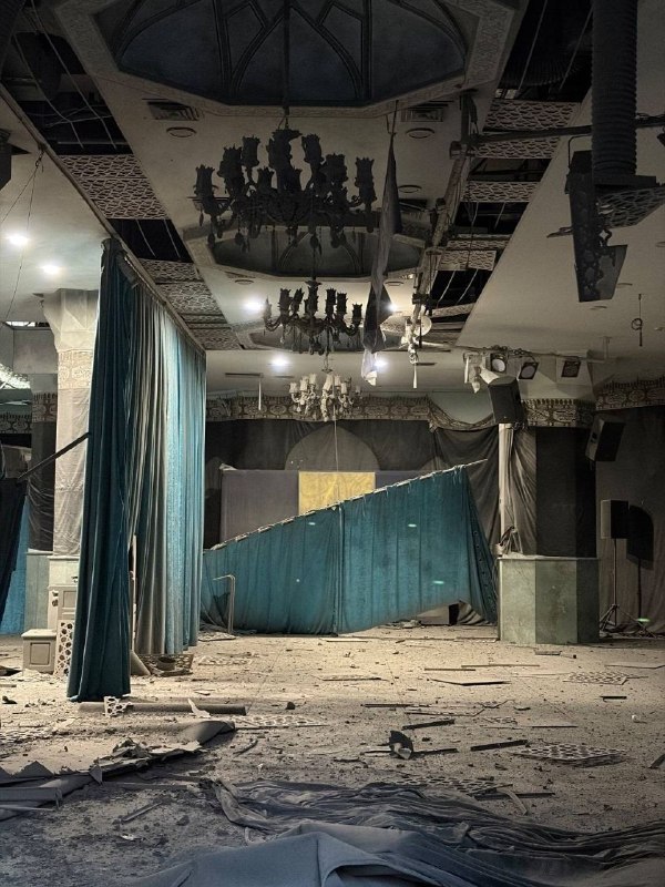 دانشگاه صنعتی شریف در تهران بامداد دوشنبه ۱۷ فروردین هدف حمله قرار گرفت. رئیس دانشگاه ساعاتی بعد بدون اشاره به جزئیات گفت که «یک نهاد علمی» این دانشگاه هدف این حمله بوده و بخش‌هایی از ساختمان آسیب دیده است. رسانه‌های پیش از این خبر داده بودند که پست گاز دانشگاه شریف مورد اصابت پرتابه قرار گرفته و گاز منطقه قطع شده اما ساعاتی بعد اعلام شد که جریان گاز برقرار شده است.@VahidHeadline محمدرضا عارف، معاون اول رئیس جمهوری اسلامی ایران صبح دوشنبه با انتشار پیامی در اکس، ادعا کرد که دانشگاه صنعتی شریف (آریامهر) تهران بامداد این روز با بمب سنگرشکن هدف قرار گرفته است.عارف در این پیام نوشت