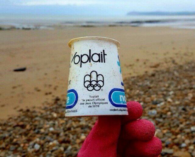 به سال ساخت این لیوان پلاستیکی نگاه کنید! این لیوان [احتمالا] سال ۱۹۷۶ درون دریا انداخته شده و هنوز کاملا سالمه #طبیعت #زبالهhushangmirza