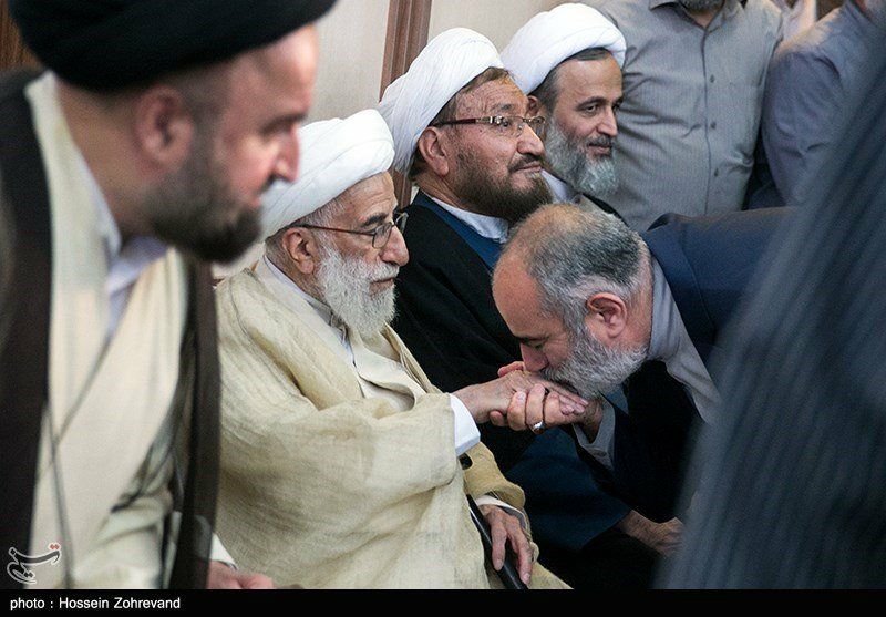 #حسام_آشنا در مراسم یادبود همسر #علم‌الهدیtwitter.com/mmemarian/status/881591419089104897#دستبوسی #جنتی📡 @VahidOnline