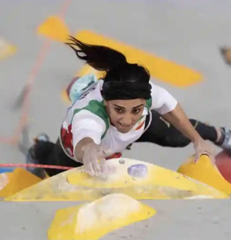 الناز رکابی، ورزشکار سنگ‌نورد، ایران را ترک کرد «داود رکابی» قهرمان صخره‌نوردی ایران، با انتشار پستی در اینستاگرام از مهاجرت #الناز_رکابی قهرمان صخره‌نوردی ایران و آسیا خبر داد.داود رکابی در پست اینستاگرامی خود نوشته است که امید دارد خواهرش به زودی برگردد.الناز رکابی دختر صخره‌نورد ایران سال ۱۴۰۱ در همراهی با معترضین به قتل حکومتی «مهسا امینی» روسری از سر برداشت و در رقابت‌های بین‌المللی سئول شرکت کرد.پس از آن سفارت جمهوری اسلامی در سئول، الناز رکابی را ربود و در ایران به سازمان اطلاعات سپاه تحویل داد. از آن زمان الناز و داود رکابی، زیر سنگین‌ترین فشارهای امنیتی قرار داشتند.@VahidHeadline📡 @VahidOnlineالناز رکابی، ورزشکار سنگ‌نورد، ایران را ترک کرد «داود رکابی» قهرمان صخره‌نوردی ایران، با انتشار پستی در اینستاگرام از مهاجرت #الناز_رکابی قهرمان صخره‌نوردی ایران و آسیا خبر داد.داود رکابی در پست اینستاگرامی خود نوشته است که امید دارد خواهرش به زودی برگردد.الناز رکابی دختر صخره‌نورد ایران سال ۱۴۰۱ در همراهی با معترضین به قتل حکومتی «مهسا امینی» روسری از سر برداشت و در رقابت‌های بین‌المللی سئول شرکت کرد.پس از آن سفارت جمهوری اسلامی در سئول، الناز رکابی را ربود و در ایران به سازمان اطلاعات سپاه تحویل داد. از آن زمان الناز و داود رکابی، زیر سنگین‌ترین فشارهای امنیتی قرار داشتند.@VahidHeadline📡 @VahidOnline