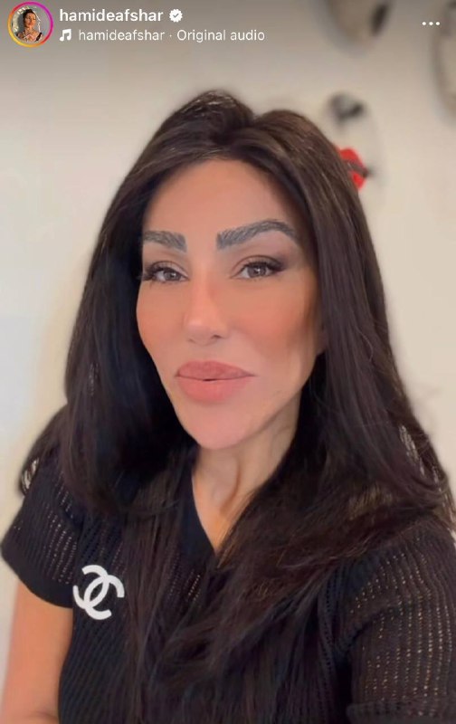 وزارت خارجه آمریکا از بازداشت و لغو اقامت دائم دو عضو خانواده قاسم سلیمانی، فرمانده پیشین نیروی قدس سپاه پاسداران، خبر داد. این وزارتخانه اعلام کرد که حمیده سلیمانی افشار و دخترش پس از لغو وضعیت اقامت دائم به دستور مارکو روبیو، از سوی ماموران فدرال بازداشت شدند و اکنون در بازداشت اداره مهاجرت قرار دارند.حمیده سلیمانی افشار، برادرزاده یا خواهرزاده قاسم سلیمانی بوده است.در بیانیه وزارت خارجه آمریکا آمده است که بنا بر گزارش‌های رسانه‌ای و اظهارنظرهای منتشرشده در شبکه‌های اجتماعی خود او، سلیمانی افشار از حامیان «صریح حکومت تمامیت‌خواه و تروریستی ایران» است.این بیانیه افزود که سلیمانی افشار حملات علیه سربازان و تاسیسات نظامی آمریکا در خاورمیانه را ستایش کرده، مجتبی خامنه‌ای را تحسین کرده، آمریکا را «شیطان بزرگ» نامیده و از سپاه پاسداران که در فهرست سازمان‌های «تروریستی» قرار دارد، حمایت کرده است.پست‌های منتشرشده در حساب اینستاگرام او که به‌تازگی حذف شده اشاره شده و گفته شده است که وی در لس‌آنجلس زندگی مجللی داشته است.علاوه بر لغو اقامت دائم سلیمانی، همسر او نیز از ورود آمریکا منع شده است.@VahidOOnLineمارکو روبیو، وزیر امور خارجه ایالات متحده، با انتشار پیامی در شبکه اجتماعی ایکس، جزئیات ابطال اقامت و بازداشت حمیده سلیمانی افشار و دخترش را اعلام کرد.روبیو با اشاره به اینکه آن‌ها تا پیش از این با داشتن اقامت دائم (گرین‌کارت)، زندگی مجللی در آمریکا داشتند، افشار را حامی صریح جمهوری اسلامی معرفی کرد که حملات علیه آمریکایی‌ها را جشن گرفته و از ایالات متحده با عنوان «شیطان بزرگ» یاد کرده است.وزیر امور خارجه دولت ترامپ تاکید کرد که وضعیت قانونی این دو نفر ابطال شده و آن‌ها هم‌اکنون در بازداشت اداره مهاجرت (ICE) در انتظار اخراج از کشور هستند. او تصریح کرد