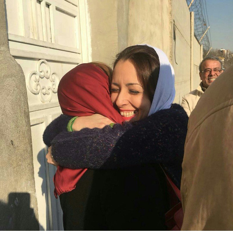 با پایان دوران محکومیت اش ، #ریحانه_طباطبایی روزنامه نگار آزاد شد.amirebtehaj