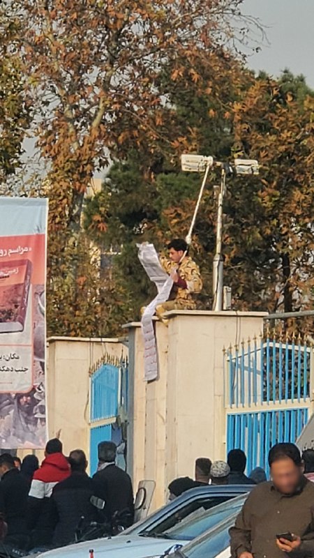 'اعتراض یک سرباز جان به لب رسیده با طناب دار دور گردن در چهارراه قصر تهران، ۲۹ آذر'#سربازیVahid📡 @VahidOnline'اعتراض یک سرباز جان به لب رسیده با طناب دار دور گردن در چهارراه قصر تهران، ۲۹ آذر'#سربازیVahid📡 @VahidOnline