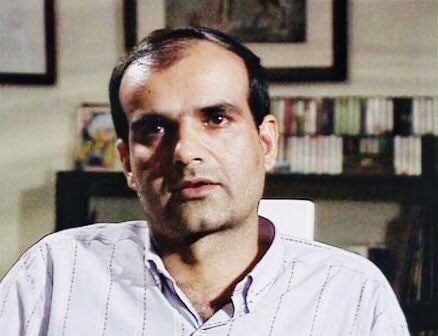 یک ماه پیش از کشته شدن، سقف اتاق اجاره‌ای‌اش فرو ریخت و میز کار و کتاب‌هایش زیر آوار ماند. وقتی می‌خواستند بربایندش، کارت شناسایی‌اش را دستش گرفت و رو به عابران داد زد