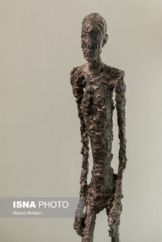 1️⃣ نمایی از مستند #مجسمه‌های_تهران از #بهمن_کیارستمی. (ساخته ۱۰ سال پیش.)مردی در #موزه_هنرهای_معاصر تهران با شلنگ مجسمه‌های جیاکومتی را می‌شویدSharOBalaaنحوه‌ی صحیح مراقبت از آثار هنریdead_opheliaیک اسکاچ و وایتکس هم بزنن که قشنگ برق بیفته واسه عید.cecil_saکم مونده تابلوها رو هم با شیشه شور دستمال بکشنDopeRickSanchezاین مجسمه‌‌های #جاکومتی داخل ایران حدود ۲۰ میلیون یورو برآورد قیمتشونه و جزو #میراث_فرهنگی #سوئیس محسوب می‌شه.thecosmicmagusقیمت کارهای جاکومتی، از ۹۰ میلیون دلار شروع میشه و در ۲۰۱۵ یک‌کارش در حراج کریستی ۱۴۱.۳ میلیون‌دلار به فروش رسیده!3mmmodیارو یجوری آب گرفته بهشون که باید همینو قاب کرد به عنوان اثر هنری گذاشت موزه معاصرwduwbدستت رو بگیری بالا، زیربغلت رو هم بشورم خیلی خوبه.LalehMonsef2️⃣ عکس 