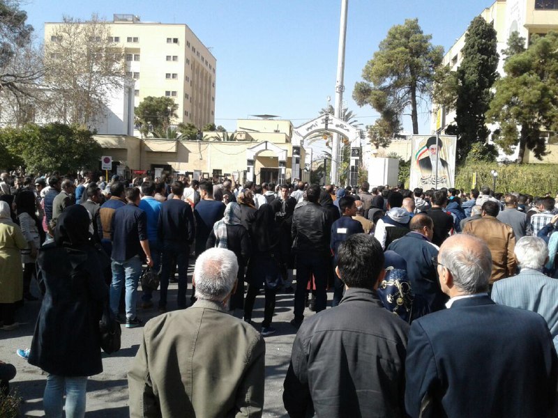 تجمع مردم #شیراز روبروی استانداری در اعتراض به افزایش شدید امواج #پارازیت در سطح شهرAghrezo95