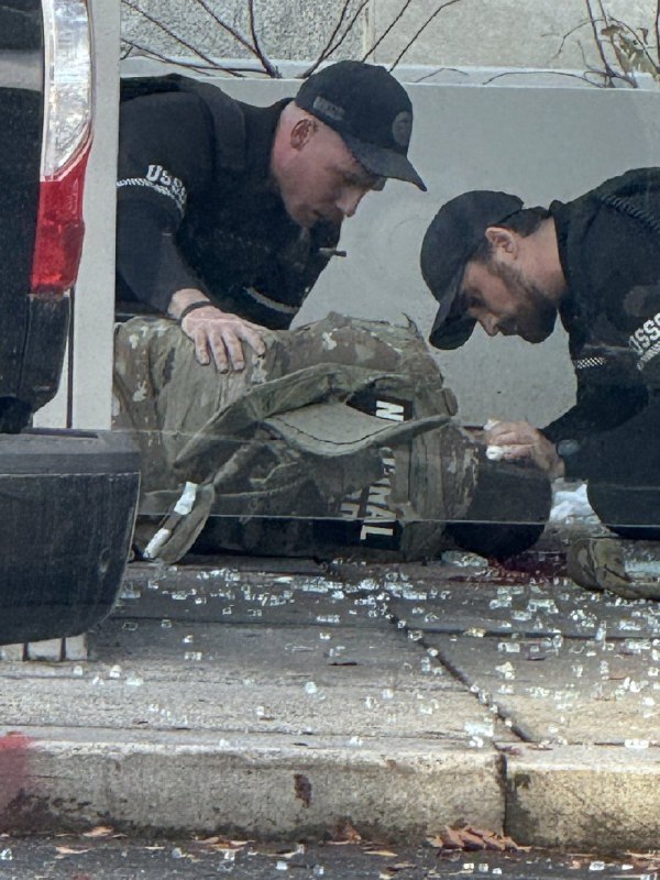 دو نفر از اعضای گارد ملی آمریکا در نزدیکی کاخ سفید در واشنگتن هدف گلوله قرار گرفتند.پلیس می‌گوید یک مظنون بازداشت شده و محل حادثه تحت کنترل است.کاخ سفید می‌گوید که «از این وضعیت غم‌انگیز آگاه است و به طور فعال آن را زیر نظر دارد» و دونالد ترامپ، رئیس جمهور آمریکا، در جریان این حادثه قرار گرفته است.پاتریک موریسی، فرماندار ایالت این دو گارد یعنی ایالت ویرجینیای غربی ابتدا گفته بود که این دو گارد کشته شدند اما بعد گفت که گزارش‌های ضد و نقیضی درباره آنها به دست او رسیده بود.دونالد ترامپ در مورد این تیراندازی در شبکه اجتماعی خود «تروت‌سوشال» نوشته است