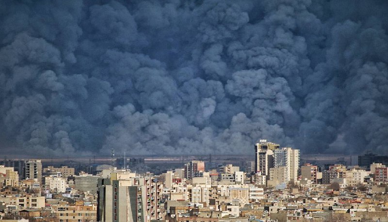 #دود ناشی از #آتش‌سوزی تالاب #میقان در آسمان #اراک، عکاس