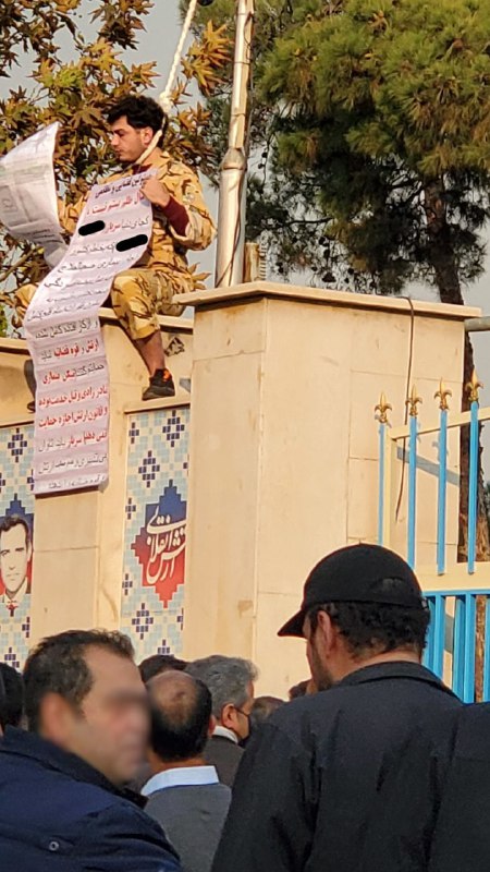 'اعتراض یک سرباز جان به لب رسیده با طناب دار دور گردن در چهارراه قصر تهران، ۲۹ آذر'#سربازیVahid📡 @VahidOnline'اعتراض یک سرباز جان به لب رسیده با طناب دار دور گردن در چهارراه قصر تهران، ۲۹ آذر'#سربازیVahid📡 @VahidOnline