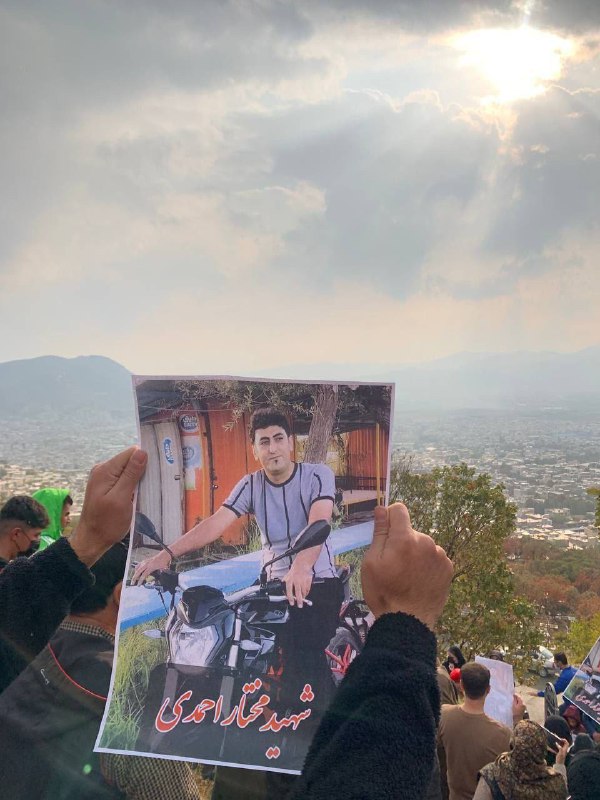 مراسم چهلم مختار احمدی 'جوان زحمتکشی که دست‌فروش‌ بود. عروسک‌فروش بود. ۱۹ سالش بود و به ضرب گلوله سرکوب‌گران کشته شد.'SamRasoulpour«کشته‌شده خدانور، به دست چندتا مزدور»«بسیجی، داعشی، پیوندتان مبارک»Kolbarnews«مرگ بر خامنه‌ای»«این آخرین پیامه، هدف کل نظامه»oshida_1399تصویر آخر